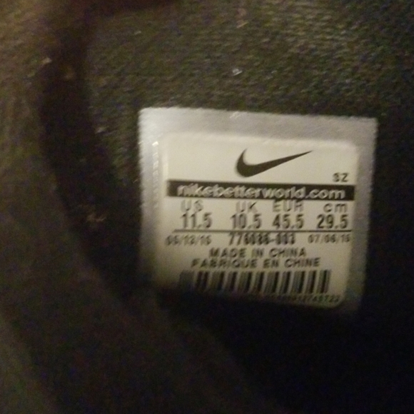 Nike size 11.5 shoes - Picture 3 of 4